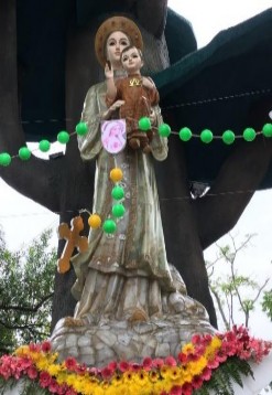 Đức Mẹ Maria trong trang phục cung đình Huế Hình chụp tại La Vang – Quảng 1