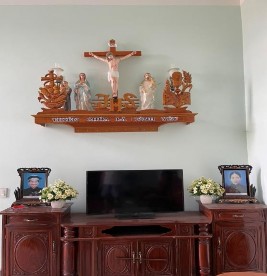 Hình chụp bàn thờ gia đình Đức Mẹ và phía dưới có thờ di ảnh tổ tiên 1