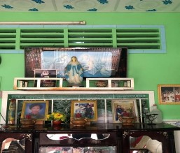Bàn thờ tại nhà Giáo dân Khmer Trung Bình – Sóc Trăng – Hình chụp ngày 24 7 220 2