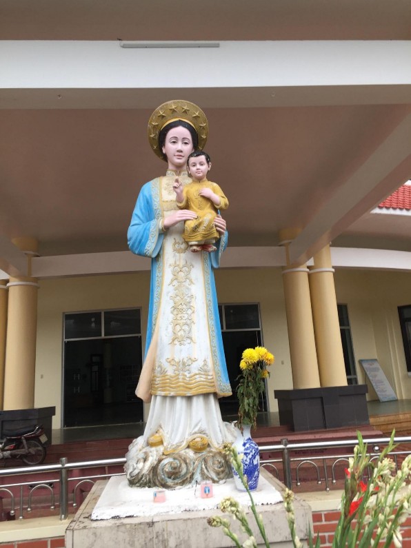Hình 3 Tượng Đức Mẹ trong khuôn viên Giáo xứ La Vang hình Ncs chụp ngày 3