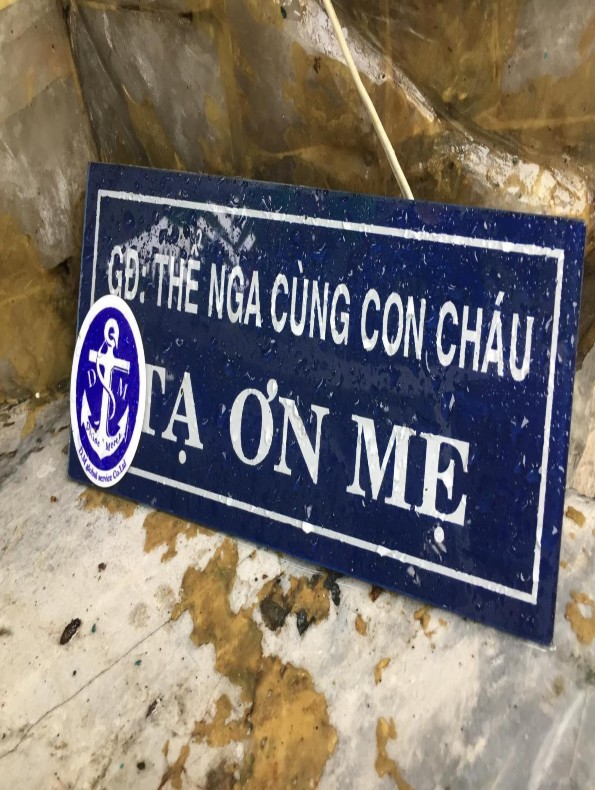 Hình 5 Bia tạ ơn Đức Mẹ La Vang đặt dưới chân tượng Đức Mẹ tại La Vang 5