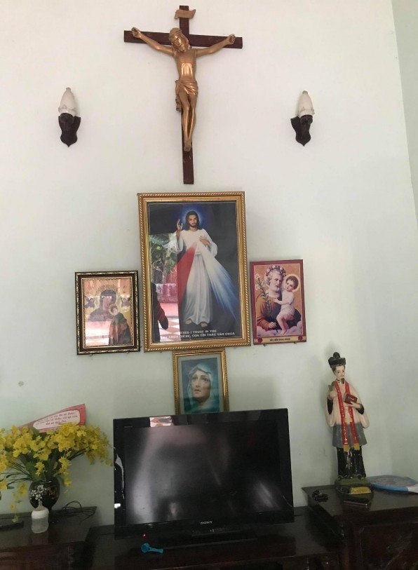 Hình 11 Bàn thờ gia đình của Giáo dân Quy Chính Nghệ An hình Ncs chụp ngày 3