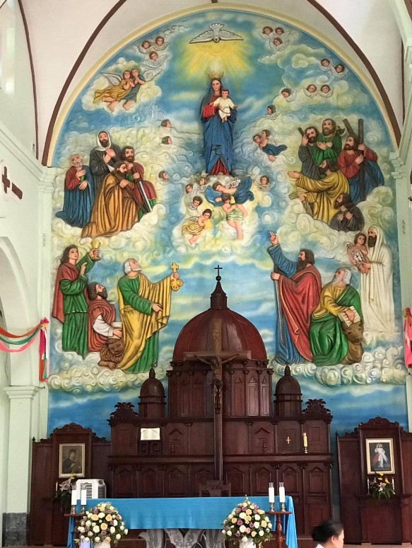 Hình 15 Bức Phù điêu Đức Mẹ ở vị trí chính điện nhà thờ Giáo xứ Vỉ 7