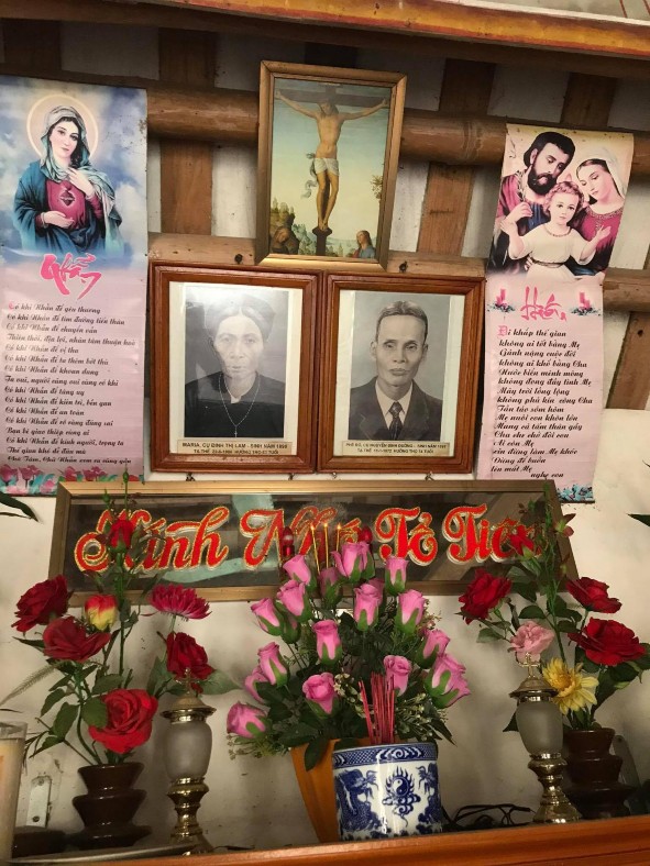 Hình 17 Bàn thờ gia tiên của Giáo dân Vỉ Nhuế Nam Định hình Ncs chụp ngày 2