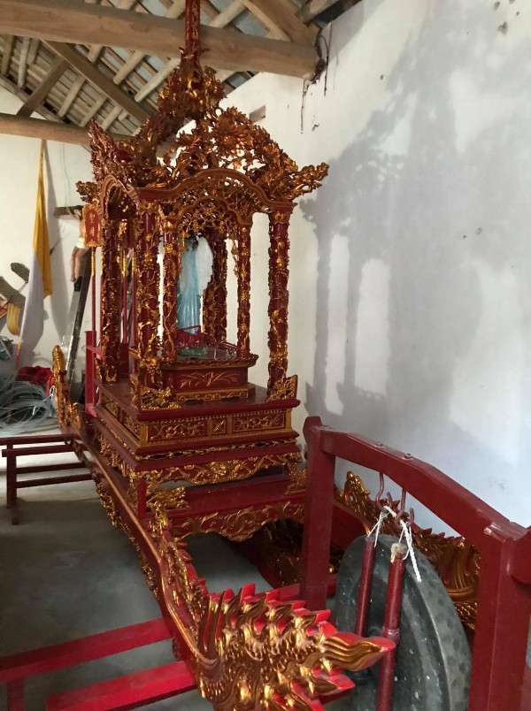 Hình 19 Kiệu rươc Đức Mẹ tại nhà thờ Giáo xứ Vỉ Nhuế hình Ncs chụp ngày 4