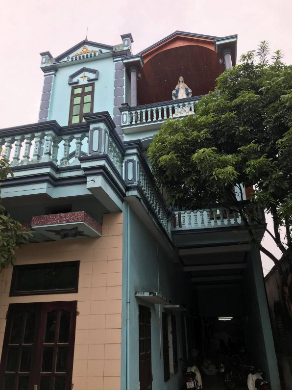 Hình 23 Tượng Đức Mẹ được đặt phía trước nhà Giáo dân Vỉ Nhuế Nam 1