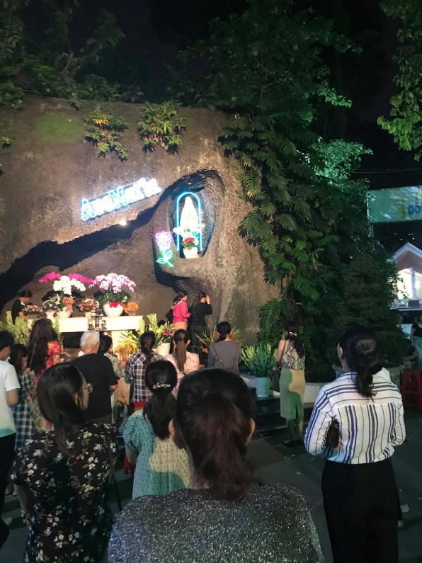 Hình 27 Một buổi cầu nguyện của tín đồ tại đền thờ Đức Mẹ Hằng Cứu 5