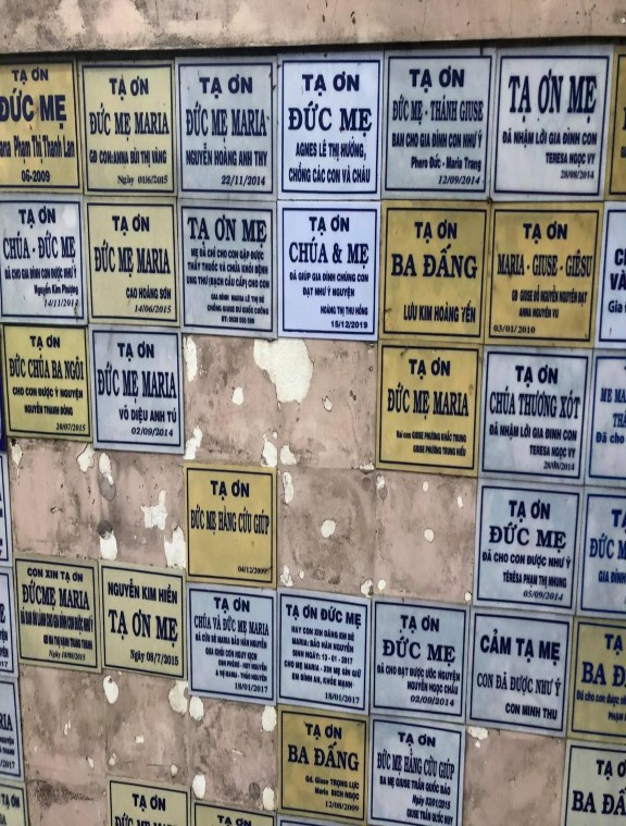 Hình 29 Bia tạ ơn Đức Mẹ tại Giáo xứ Đức Mẹ Hằng cứu Giúp Tp HCM hình 7