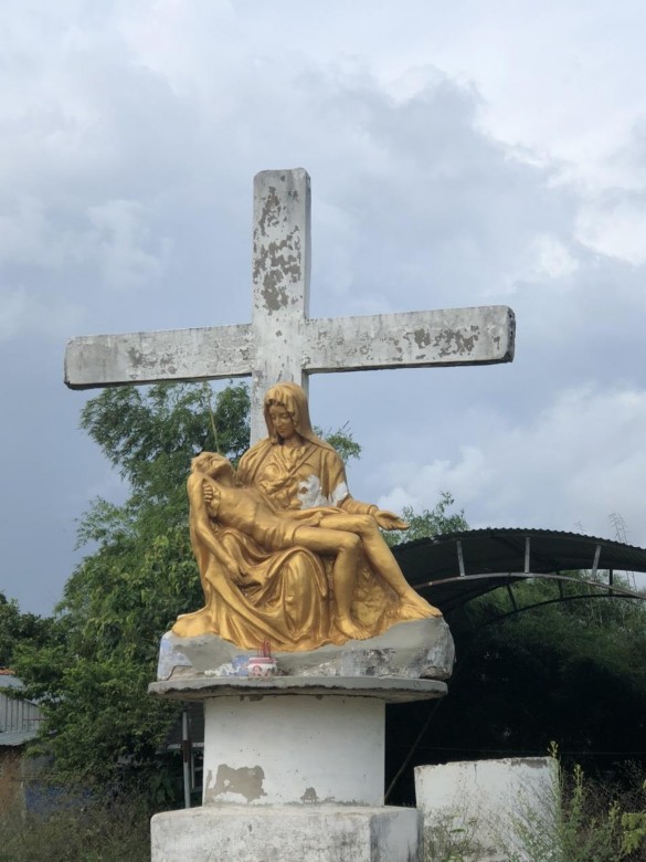 Hình 33 Tượng Đức Mẹ Sầu Bi của Giáo dân Khmer Trung Bình Sóc Trăng hình 3