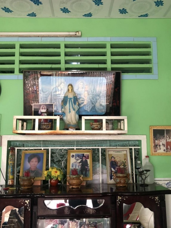 Hình 34 Bàn thờ Đức Mẹ của một Giáo dân Khmer Trung Bình Sóc Trăng hình 4