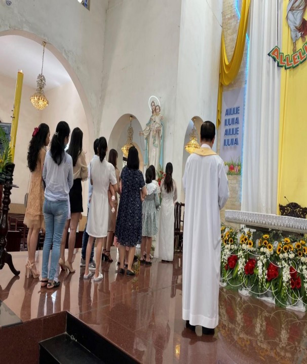 Hình 44 Nghi thức dâng trẻ sơ sinh cho Đức Mẹ trong ngày lễ rửa tội tại Giáo 6