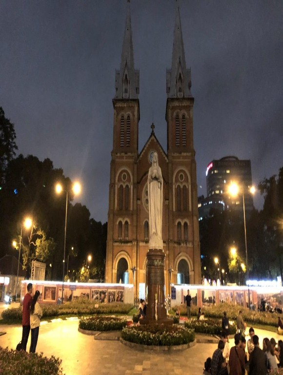 Hình 45 Tượng nữ vương hòa bình phía trước nhà thờ lớn Sài Gòn Bức 7