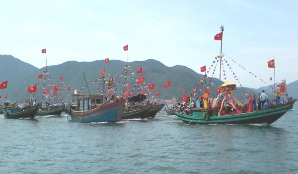 7 3 3 Lễ rước trong lễ hội cầu ngư xã Cẩm Nhượng huyện Cẩm Xuyên Nguồn 13