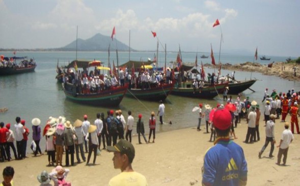 7 3 8 Hình ảnh thuyền rước cập bến trong lễ hội đền Lê Khôi núi Long Ngâm 16