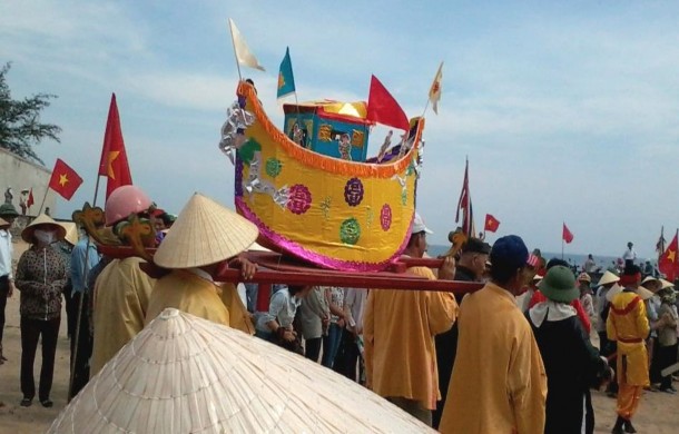 7 4 5 Lễ vật thuyền giấy trong lễ hội cầu ngư xã Cẩm Nhượng huyện Cẩm 2