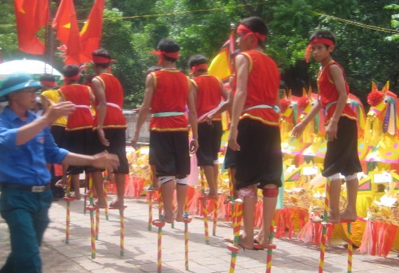 7 5 4 Đi cà kheo trong lễ hội đền Lễ Khôi núi Long Ngâm xã Thạch Hải h 6