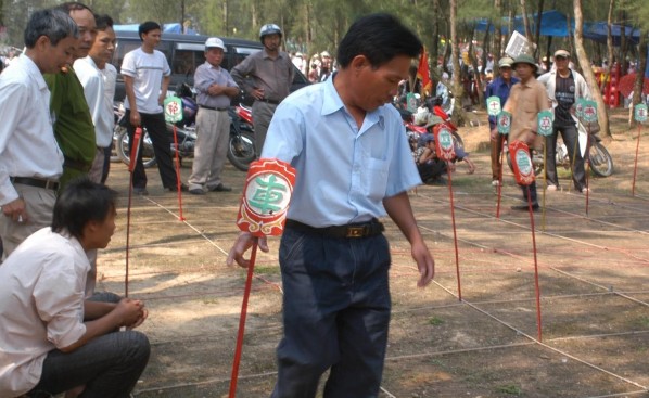 7 5 6 Trò chơi cờ thẻ trong lễ khai trương mùa du lịch bãi biển Thạch Bằng 8