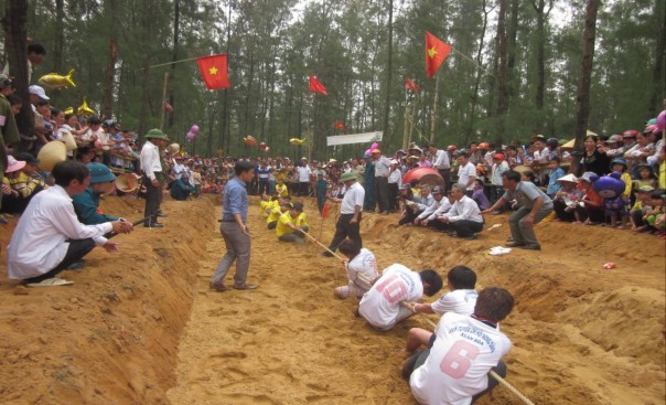 7 5 7 Trò chơi Kéo co trong lễ hội chùa Kim Dung xã Thạch Bằng h Lộc Hà 9