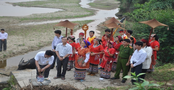 Hình 1 Nghi thức tắm trâu lễ hội Đền Chín gian năm 2013 tại bến Tà Tạo 1