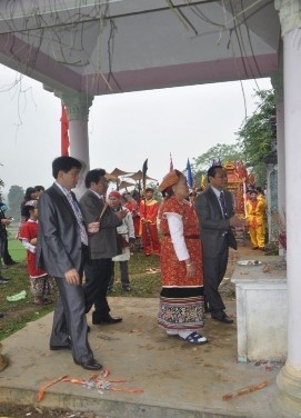 Hình 3 Lãnh đạo Huyện Quế Phong và thầy mo thắp hương ở Miếu trước khi 3