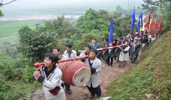 Hình 4 Đoàn rước lên lưng chừng đồi thuộc bản Piêng Chào xã Châu Kim 4