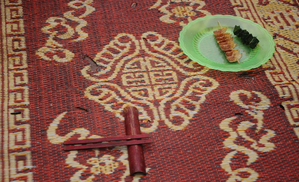 Hình 6 Dụng cụ để thầy mo xin quẻ âm dương Thim lè lễ vật có chín 6