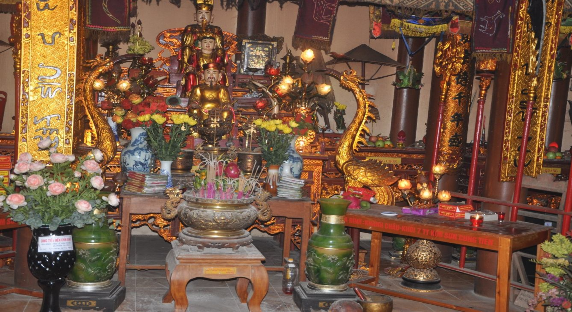 Hình 8 Ban thờ chính trong đền chín gian thuộc bản Piêng Chào xã Châu Kim 8