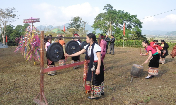 Hình 18 Đánh trống cồng chiêng trước sân đền thông báo lễ yết bắt đầu 10