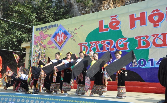 Hình 19 Điệu múa khăn Piêu các cô gái Thái đến từ bản Hoa Tiến xã Châu 11