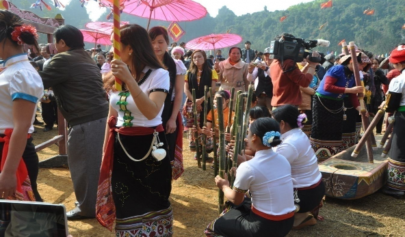 Hình 20 Trò diễn Tăng Bu tái hiện các hoạt động sản xuất nương rẫy động 12