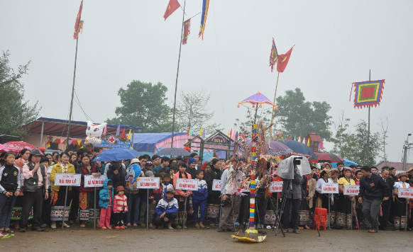 Hình 10 Các đơn vị gồm 14 xã và 42 cơ quan tham gia lễ hội tại đền chín 2