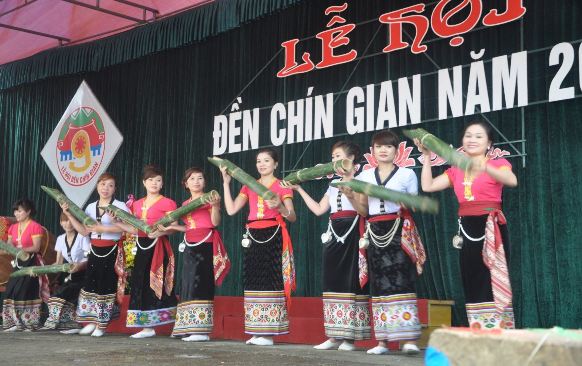 Hình 12 Văn nghệ chào mừng của các cô gái đến từ bản Kim Khê xã Châu Kim 4