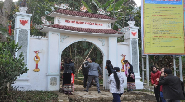 Hình 13 Cổng đền Chiềng Ngam ở lễ hội Hang Bua mới được xây mới vào năm 5