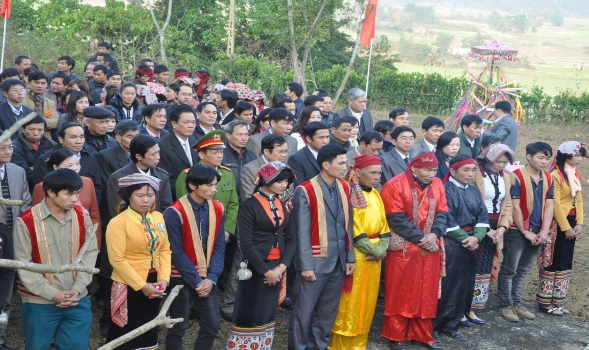 Hình 15 Các đại biểu ở trung ương và địa phương tham dự lễ trước sân 7