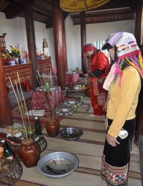Hình 16 Thầy mo Lò Cắm Diệp làm lễ cúng trong đền các cô gái chưa chồng 8