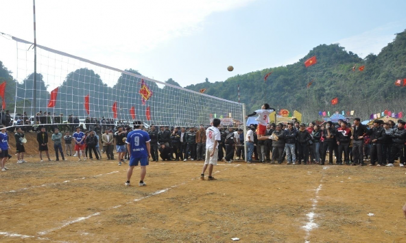 Hình 24 Thi đấu bóng chuyền giữa hai đội xã Châu tiến và đội xã Châu hội 1