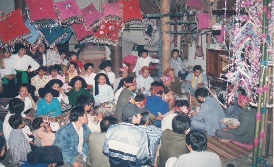 Hình 33 Dân làng tập trung làm lễ tại nhà ông mo chủ trong hội Xăng Khan tại 10