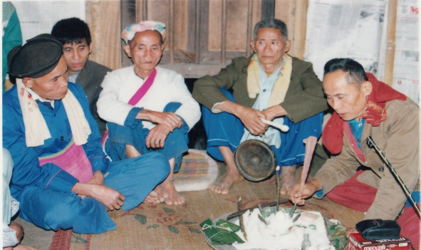 Hình 34 Các thầy mo làm phép trong lễ hội Xăng Khan 11