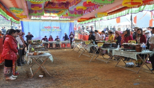 Hình 25 Ban giám khảo chấm thi ẩm thực trưởng ban giám khảo bà Sầm Thị 2