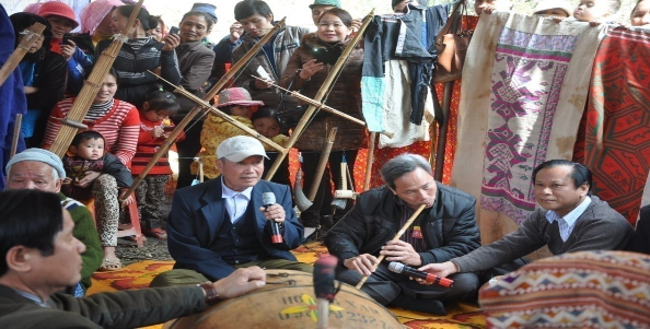 Hình 26 Thi hát nhuôn dân ca Thái trong lễ hội Hang Bua đến cổ vũ động viên 3