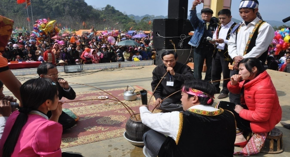 Hình 27 Thi uống rượu cần trong khoảng thời gian nước chảy hết trong sừng 4