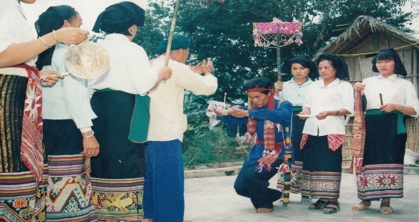 Hình 29 Nghi lễ đón mo khu mo bạn trong lễ hội Xăng Khan tại bản Đôm xã Châu 6