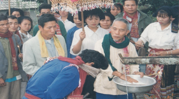 Hình 30 Nghi thức Xạ Hủa gội đầu trước khi làm lễ các ông mo phải gội 7