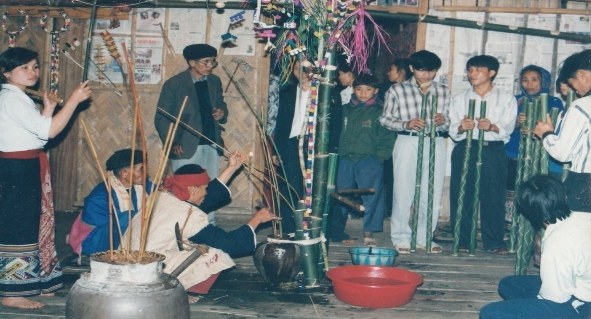 Hình 31 Nghi thức dựng cây Xăn tang cây nêu vào thời khắc o giờ đêm ngày 14 8