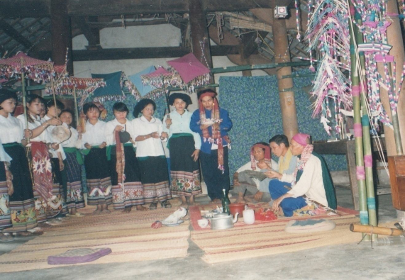 Hình 32 Các thầy mo làm lễ sau khi cây nêu đã dựng xong tại nhà ông mo chủ 9