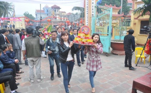 Ảnh 17 Dâng lễ tại lễ hội làng Lưu Xá Hà Nội Nguồn NCS 2014 Ảnh 18 Hòm 5
