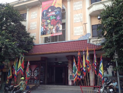 Băng rôn treo trước Nhà hát Tuổi trẻ Việt Nam Ảnh nghiên cứu sinh chụp ngày 2