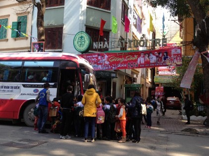 Panô treo ngoài cổng Nhà hát Múa rối Việt Nam Ảnh nghiên cứu sinh chụp ngày 3