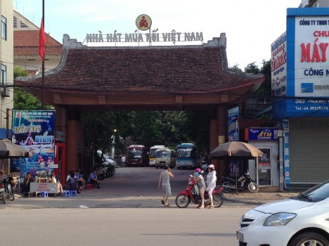 Panô treo trước rạp Công nhân Nhà hát Kịch Hà Nội Ảnh nghiên cứu sinh 4