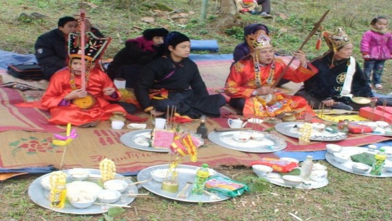 3 1 Nghi lễ ngoài mộ Tổ sư của Then Hoàng Văn Lực trong lễ Cấp sắc Nguồn 1